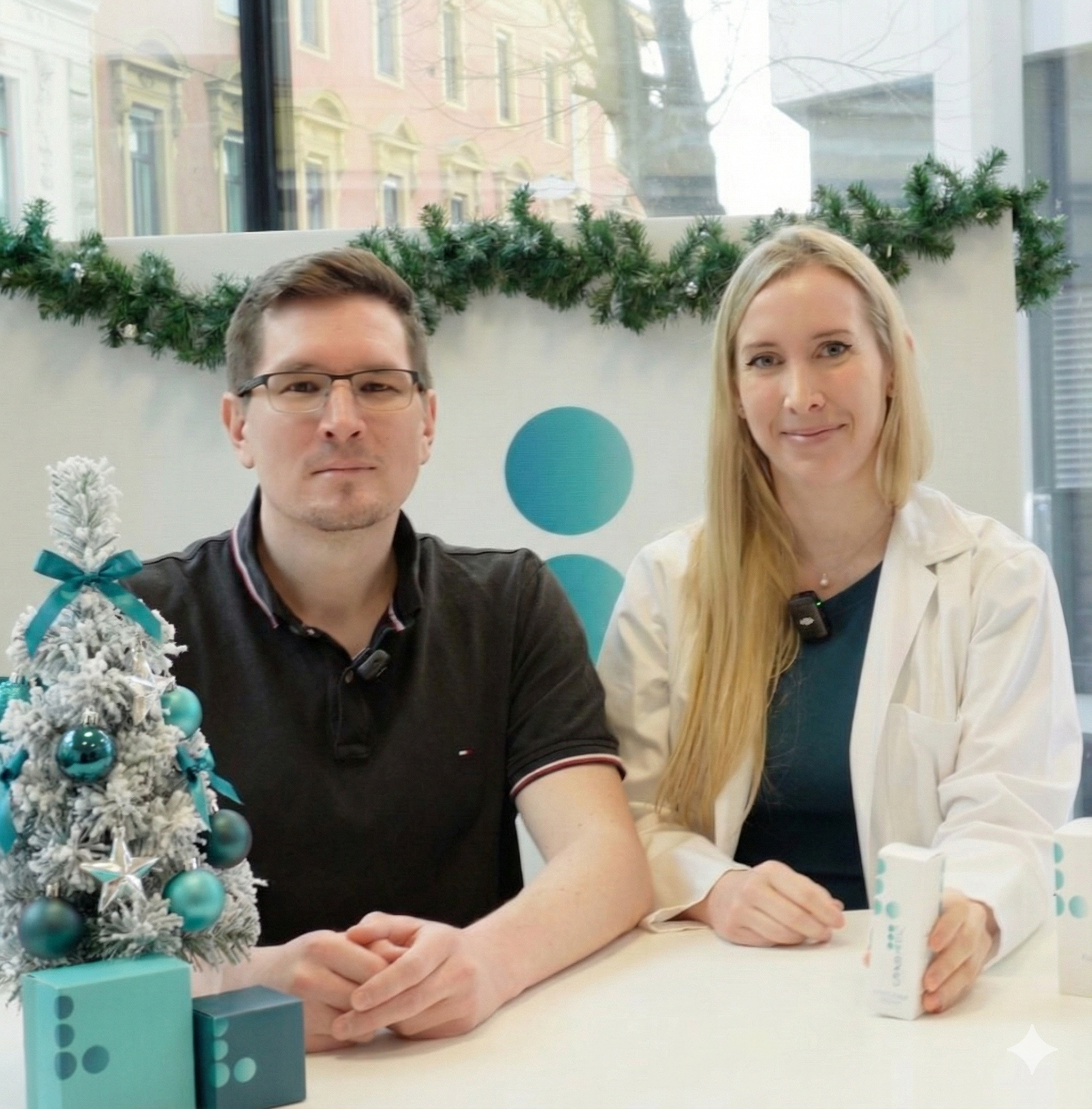 Patrick und Katrin im Büro zu Weihnachten