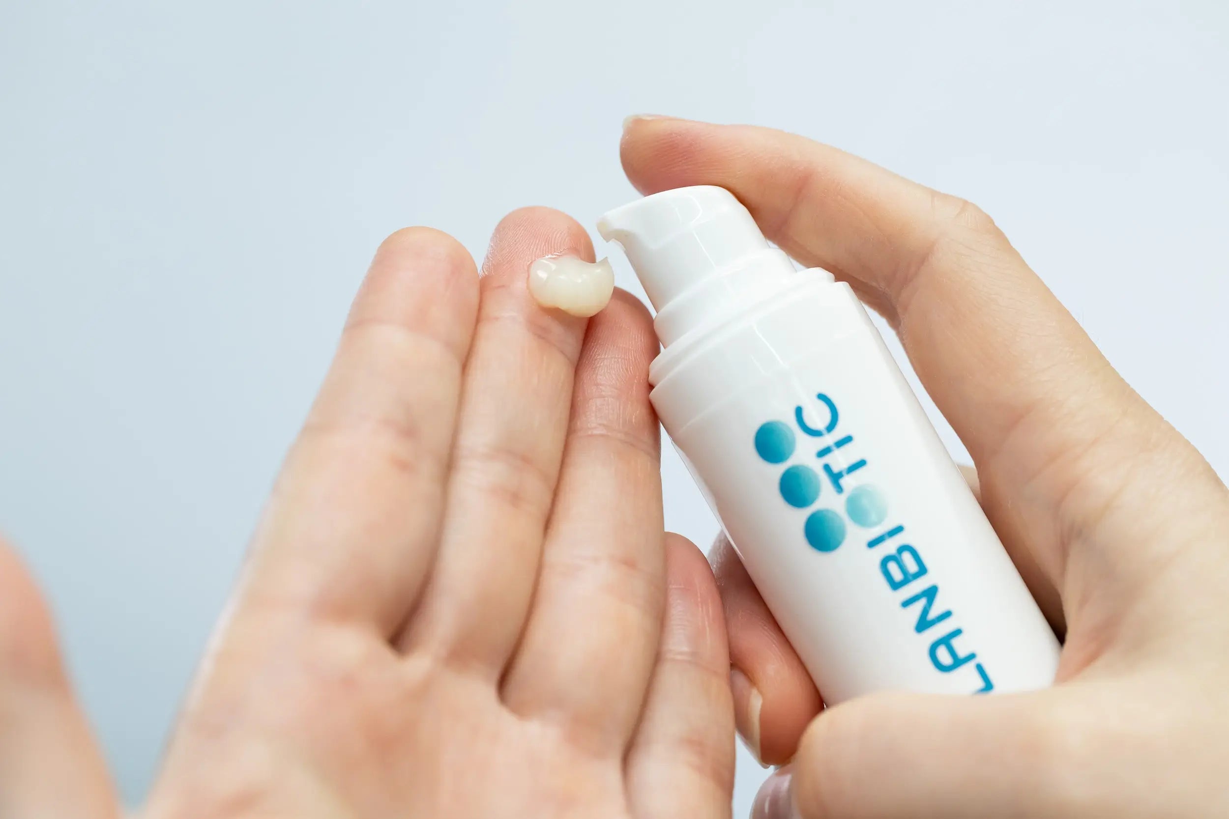 Lipid Care wird auf die Hand geschmiert